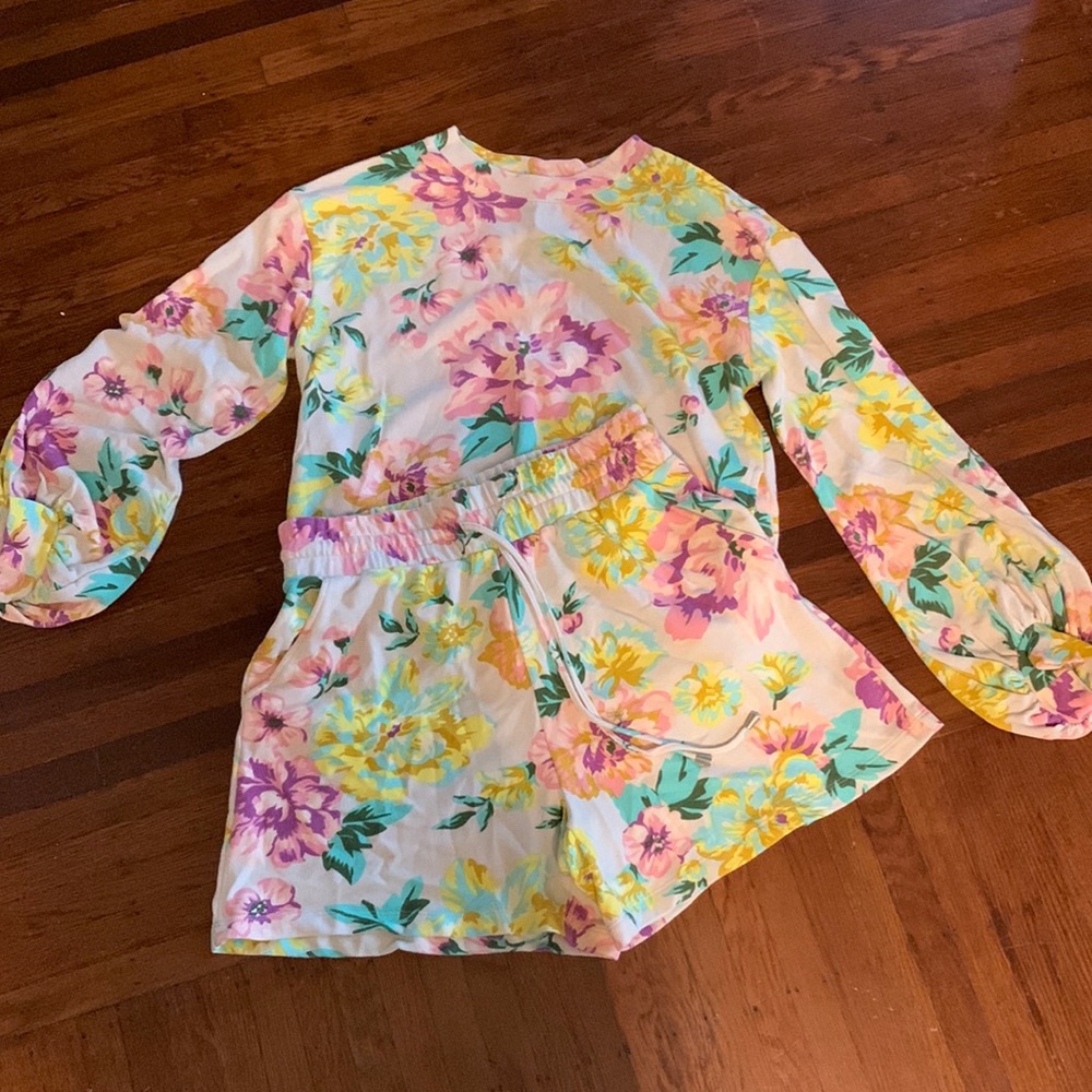 Who What Wear Floral 2 piece Sweatshirt & Shorts 🌸💐